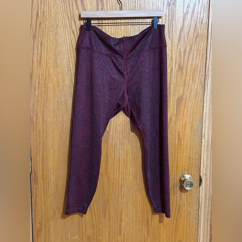 Nike womens 1X Burgundy snake skin print Leggings (P)